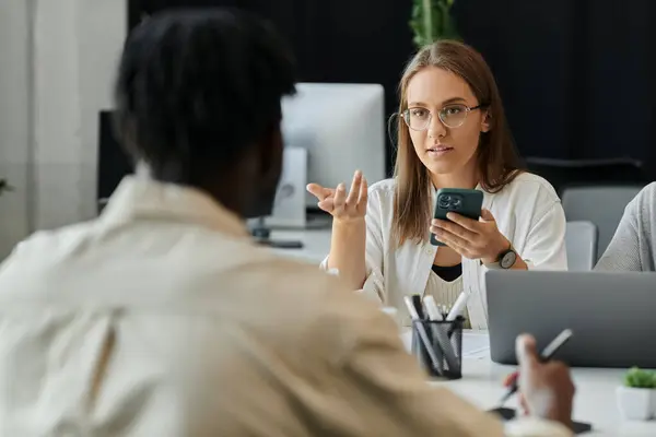 Wykres pokazujący powolny, ale stabilny wzrost w ciągu trzech lat.
